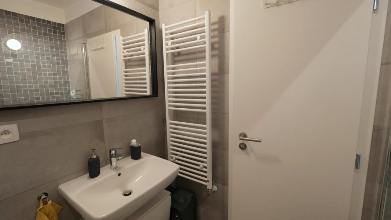 Air-Conditioned, 2 Room Apartment With Terrace บราติสลาวา ภายนอก รูปภาพ