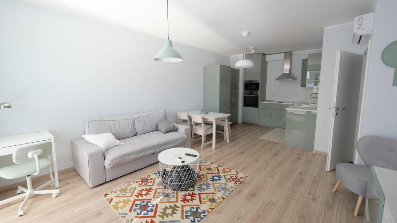 Air-Conditioned, 2 Room Apartment With Terrace บราติสลาวา ภายนอก รูปภาพ