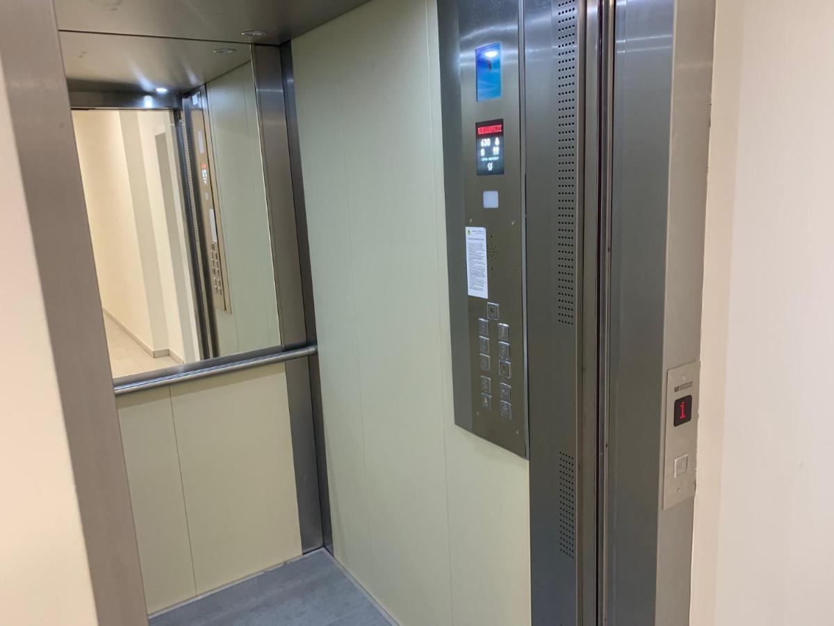 Air-Conditioned, 2 Room Apartment With Terrace บราติสลาวา ภายนอก รูปภาพ
