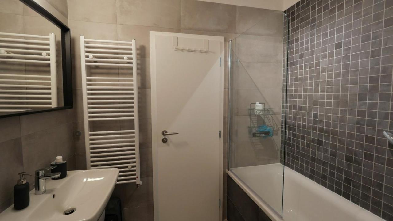 Air-Conditioned, 2 Room Apartment With Terrace บราติสลาวา ภายนอก รูปภาพ
